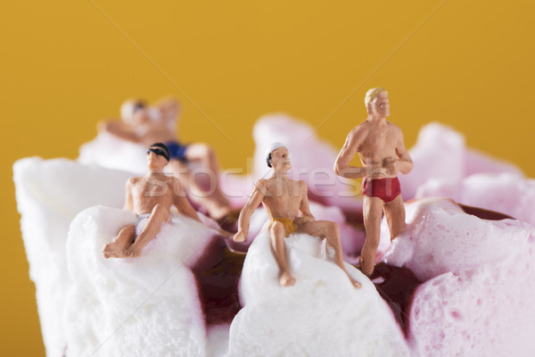 Miniatűr emberek fürdőruha fagylalt közelkép férfiak Stock fotó © nito