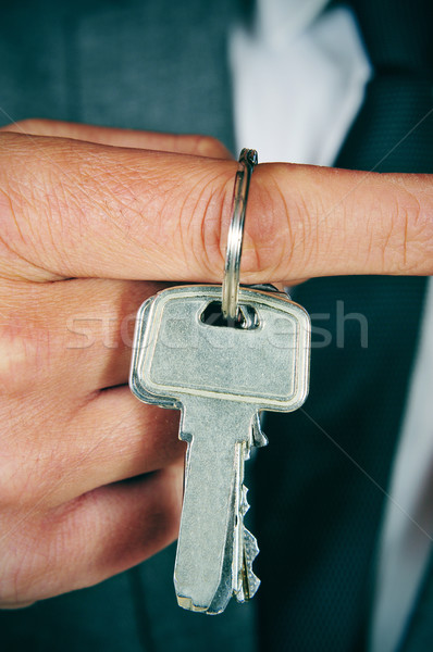 Man pak tonen sleutelhanger hand Stockfoto © nito