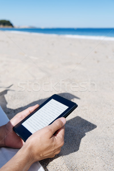 Férfi olvas tabletta tengerpart közelkép fiatal Stock fotó © nito