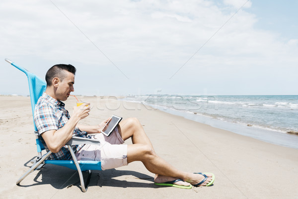 Férfi tabletta tengerpart közelkép fiatal kaukázusi Stock fotó © nito