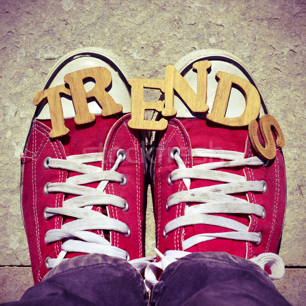 Foto stock: Cartas · palabra · tendencias · pies · jóvenes