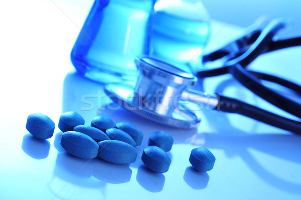 Orvosi rendelő közelkép asztal tabletták sztetoszkóp orvosi Stock fotó © nito