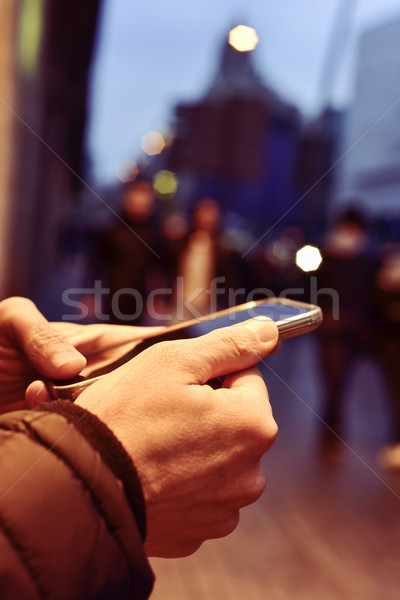 [[stock_photo]]: Jeune · homme · smartphone · rue · nuit · jeunes