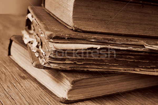 Foto stock: Velho · livros · rústico · mesa · de · madeira · sépia