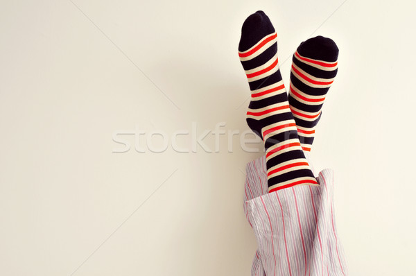 Stockfoto: Jonge · man · pyjama · ontspannen · voeten · muur