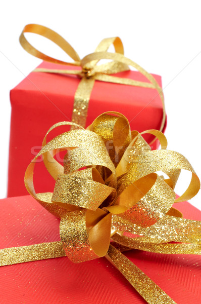 Foto stock: Presentes · vermelho · papel · de · embrulho · dourado · fita · branco