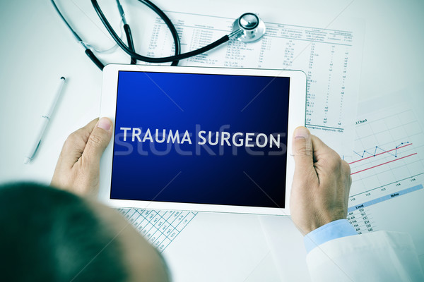 Foto stock: Médico · tableta · texto · trauma · cirujano · primer · plano