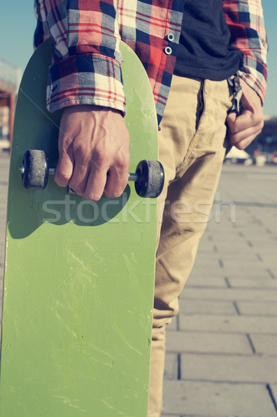 Jonge man skateboard shirt groene Stockfoto © nito