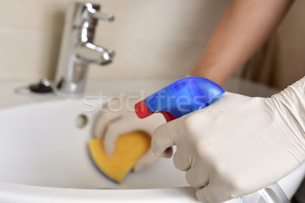 Fiatalember takarítás mosdókagyló fürdőszoba közelkép rost Stock fotó © nito