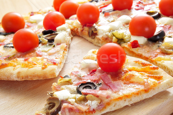 Pizza spek olijven kerstomaatjes geitenkaas groene Stockfoto © nito