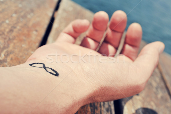 Giovane simbolo di infinito tatuato polso primo piano braccio Foto d'archivio © nito