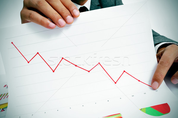 Ekonomiczny człowiek garnitur posiedzenia tabeli Zdjęcia stock © nito