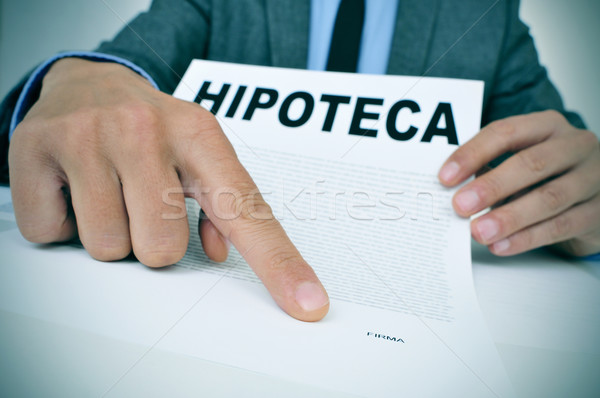 Foto stock: Homem · documento · palavra · hipoteca · empréstimo · jovem