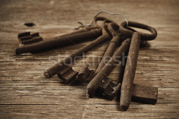 Oude roestige sleutels rustiek houten tafel huis Stockfoto © nito