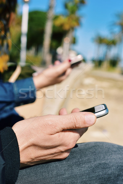 Genç kadın akıllı telefonlar genç kafkas Stok fotoğraf © nito