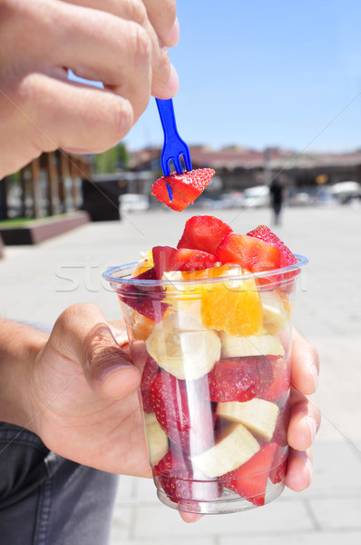 Jeune homme manger salade de fruits extérieur jeunes [[stock_photo]] © nito