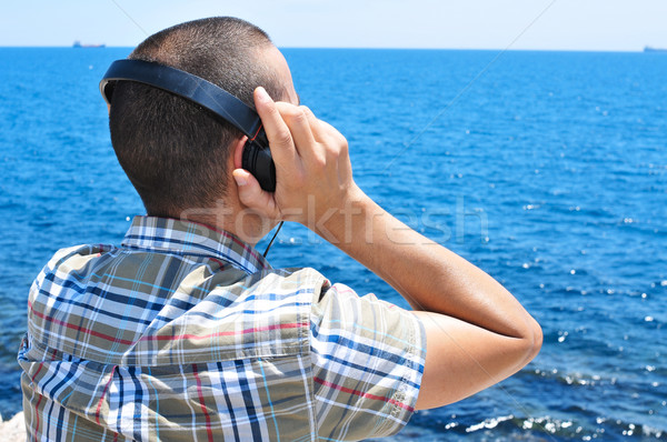 Joven escuchar música auriculares mar teléfono baile Foto stock © nito
