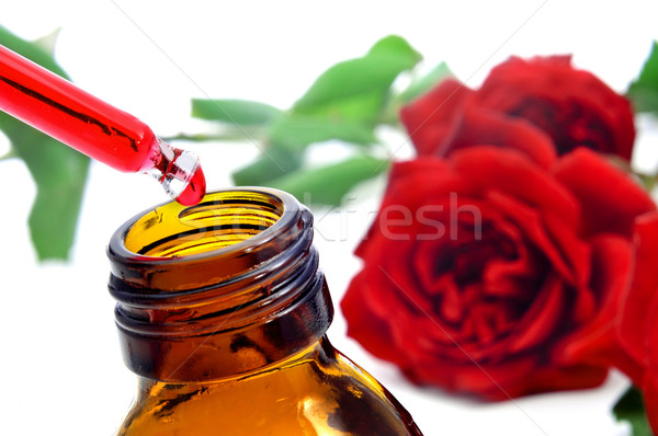 Aumentó esencia primer plano cuentagotas botella rosas rojas Foto stock © nito