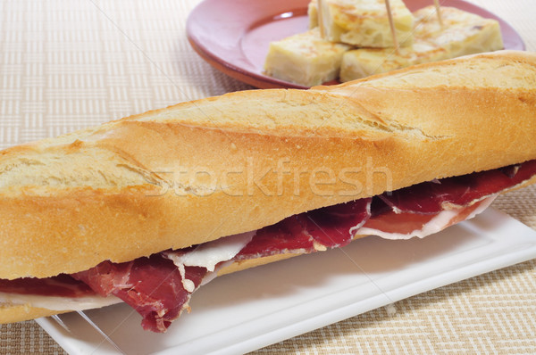 Spagnolo serrano prosciutto sandwich primo piano tortilla Foto d'archivio © nito