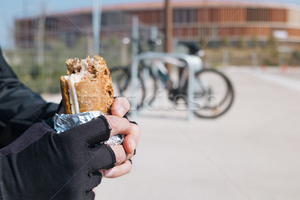 Giovani ciclista uomo mangiare sandwich primo piano Foto d'archivio © nito