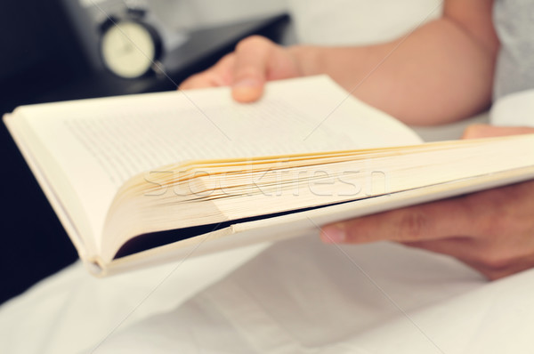 若い男 読む 図書 ベッド クローズアップ ホーム ストックフォト © nito