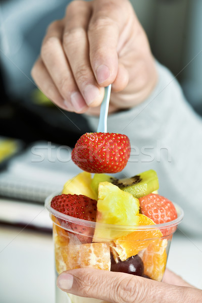 男 食べ フルーツサラダ オフィス クローズアップ 小さな ストックフォト © nito