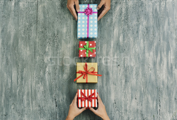 Kadın adam hediyeler atış genç kafkas Stok fotoğraf © nito