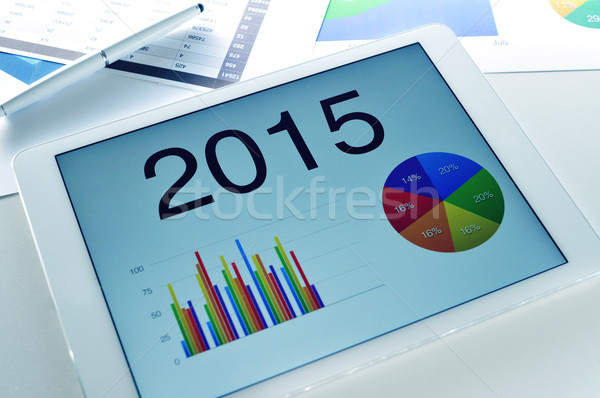經濟 預測 2015 不同 片劑 商業照片 © nito