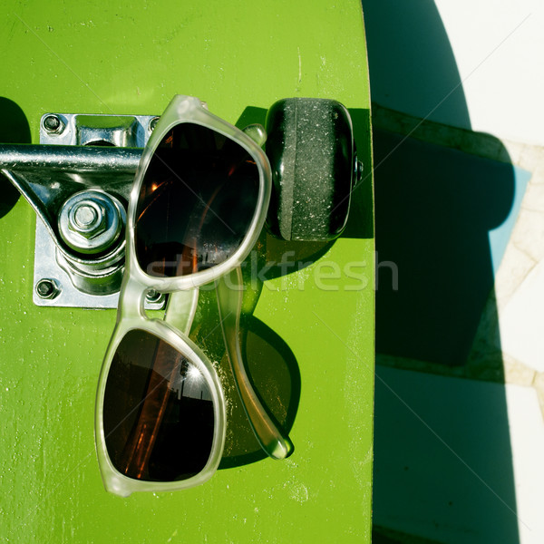 Foto stock: Andar · de · skate · óculos · de · sol · par · de · volta · colorido · verde