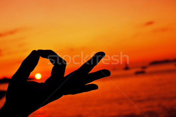 Fiatalember meditál naplemente közelkép kezek férfi Stock fotó © nito