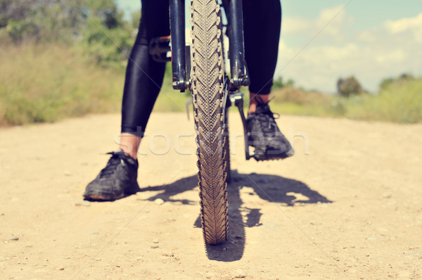 Joven bicicleta de montana camino de tierra paisaje montana moto Foto stock © nito