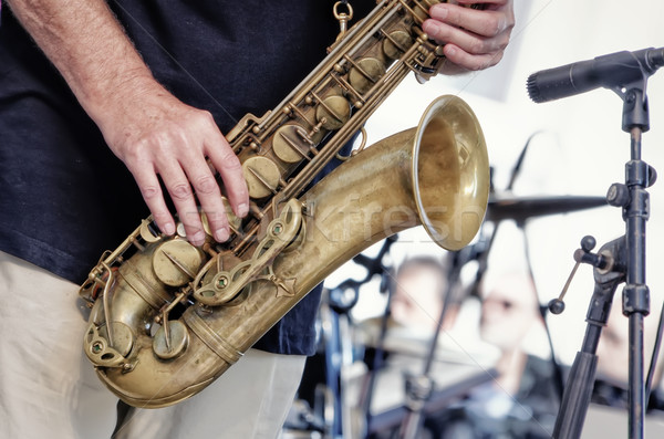 Saxofon player concert lumini suna joacă Imagine de stoc © njaj