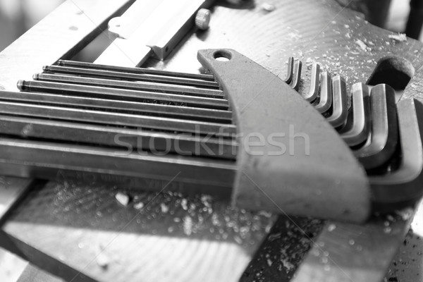 Anahtar ayarlamak araçları ahşap panel siyah beyaz Stok fotoğraf © Nneirda