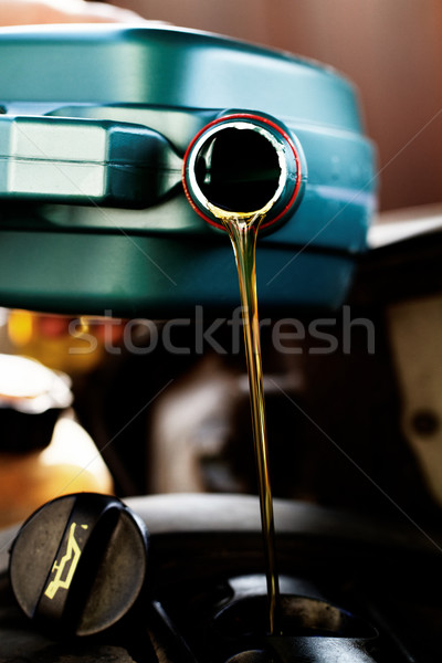 Fresche olio motore olio cambiare mano industria Foto d'archivio © Nneirda
