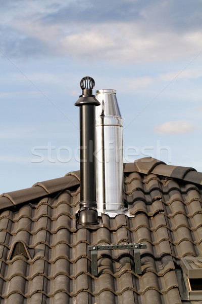 現代 煙突 屋根 家 市 壁 ストックフォト © Nneirda