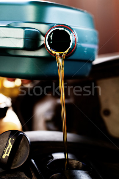 Fresche olio motore olio cambiare mano industria Foto d'archivio © Nneirda