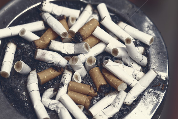 Cigarros ruim cinzeiro fumador Foto stock © Nneirda