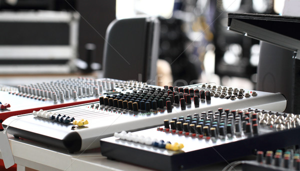 Mixer tehnologie negru laborator alb Imagine de stoc © Nneirda