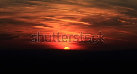Czerwony wygaśnięcia niebo burzliwy chmury słońce Zdjęcia stock © Nneirda