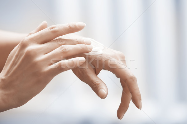 Krem kobieta ręce młodych Zdjęcia stock © Novic