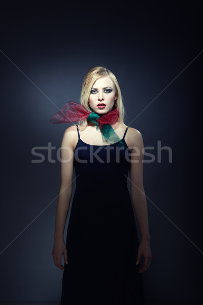 高級時裝 模型 穿著 圍巾 冒充 商業照片 © Novic