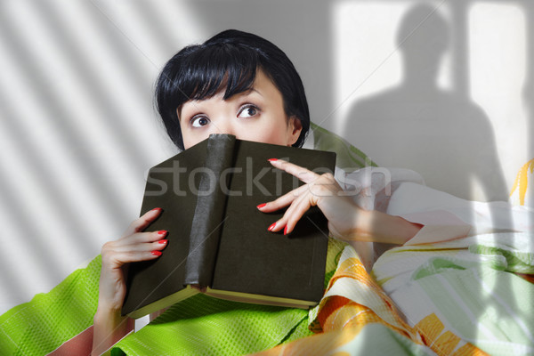 Dame Buch drinnen schauen Schatten Stock foto © Novic