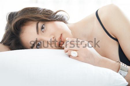 Dormitor bruneta doamnă femeie zâmbet dragoste Imagine de stoc © Novic