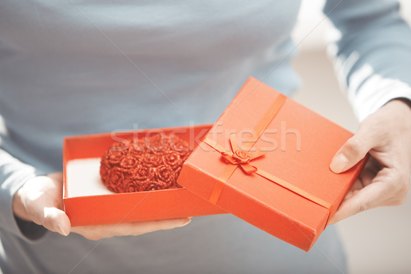 Kobieta romantyczny ciasto szkatułce formularza Zdjęcia stock © Novic