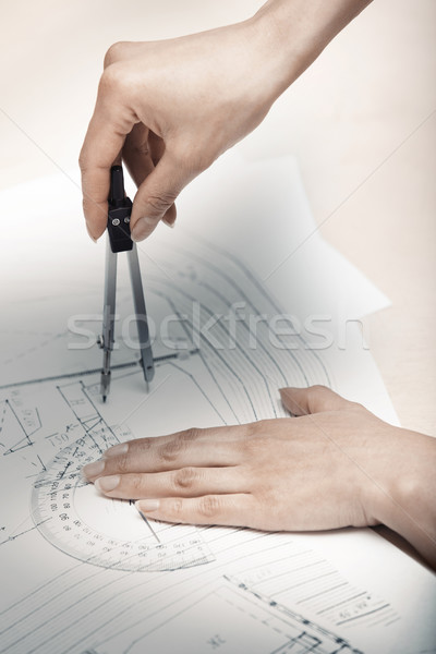 Rysunek ręce inżynier pracy budowy plan Zdjęcia stock © Novic