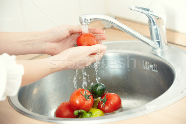 Waschen Gemüse Hände Frau Küche Wasser Stock foto © Novic