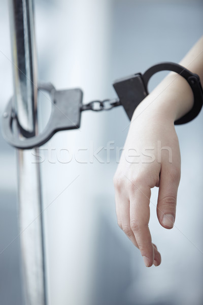 Verhaften menschlichen Hand Metall Pol Hände Freiheit Stock foto © Novic