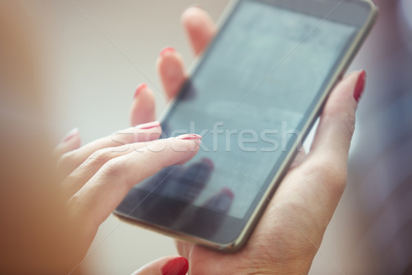 Kobieta smartphone ręce Internetu technologii telefon Zdjęcia stock © Novic