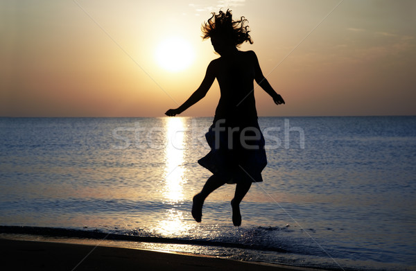Baile puesta de sol silueta feliz mujer saltar Foto stock © Novic