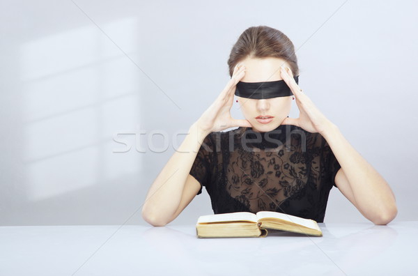 Malentendu femme lire étranger livre mur Photo stock © Novic